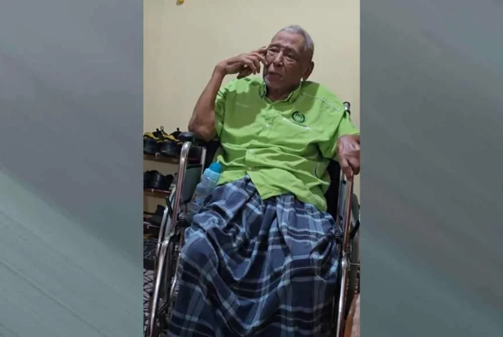 Hashim dilihat tenang dan ceria sambil menjawab panggilan telefon walaupun dalam keadaan berkerusi roda. - FOTO: TikTok Husna Hashim