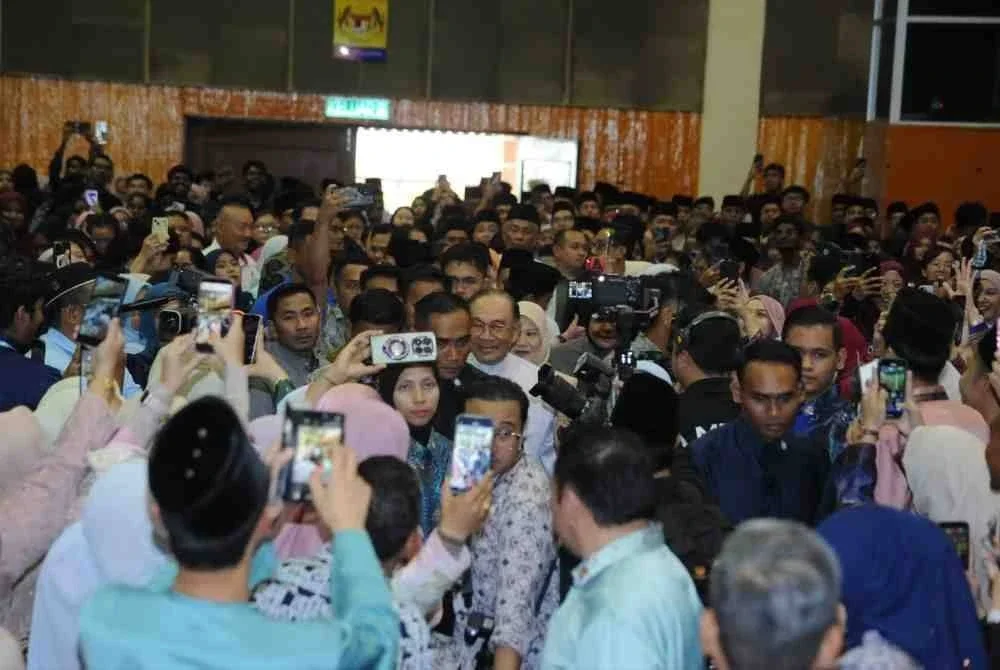 Anwar disambut pelajar di Institut Pendidikan Guru (IPG) Temenggong Ibrahim, Johor Bahru.
