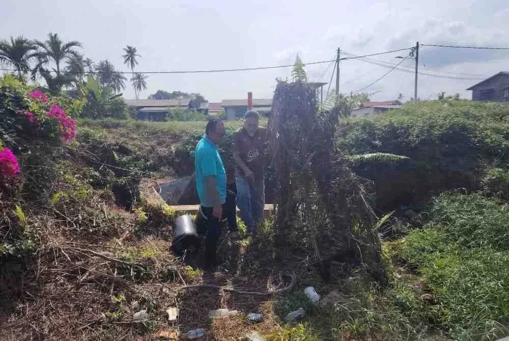 Andansura (kiri) turut melawat kawasan tanah milik Mazlan. - FOTO: FB Andansura.