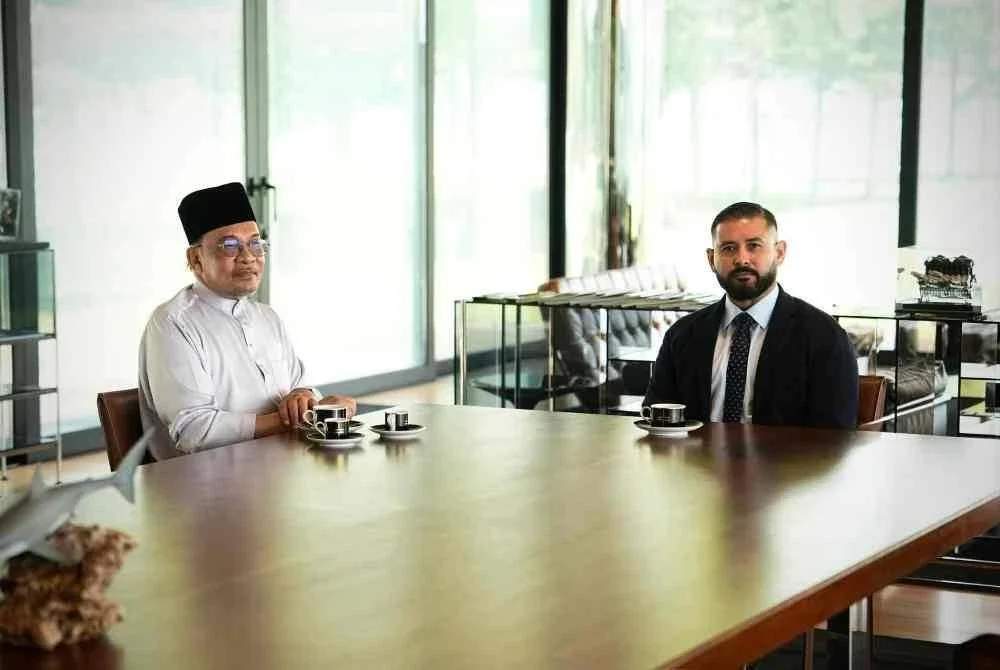 Pemangku Sultan Johor Tunku Mahkota Ismail berkenan menerima menghadap Perdana Menteri, Datuk Seri Anwar Ibrahim di Johor Bharu hari ini. Foto FB Anwar Ibrahim