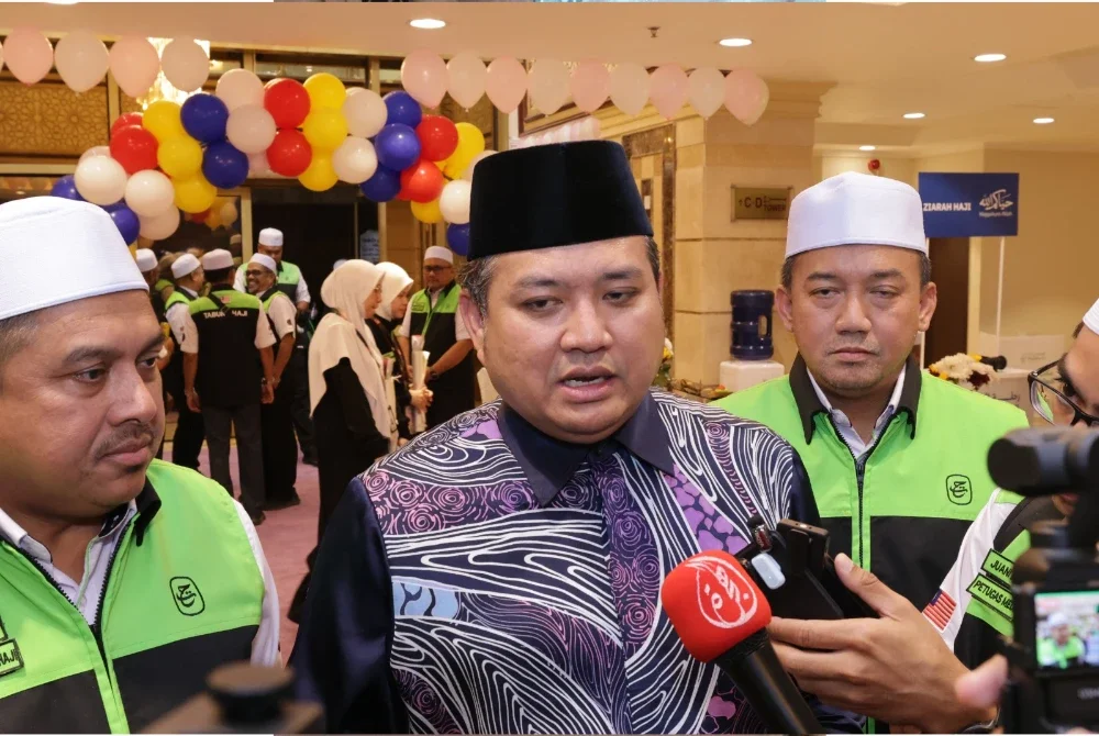 Tengku Mohd Dzaraif ketika bercakap kepada media.