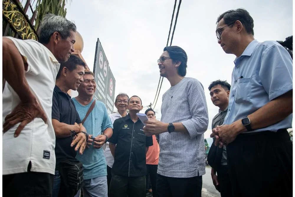 Muhammad Kamil (dua dari kanan) menyatakan perbincangan antara beberapa pihak bagi mencari penyelesaian terbaik kepada isu berkenaan telah menunjukkan perkembangan positif.