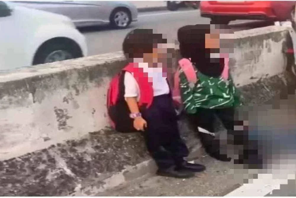 Seorang kanak-kanak perempuan tujuh tahun mengalami kecederaan ringan dan manakala kanak-kanak perempuan lima tahun tidak cedera. Foto tular