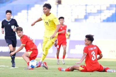 Skuad B-16 negara tewas 0-3 kepada Vietnam pada aksi Kumpulan A yang turut disertai tuan rumah Indonesia dan Timor Leste. Foto: FAM