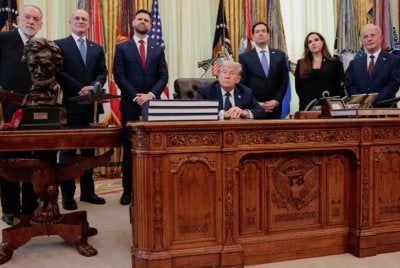 Trump (duduk) mengadakan taklimat di Pejabat Oval, White House, Washington, pada Khamis. - Gambar Reuters