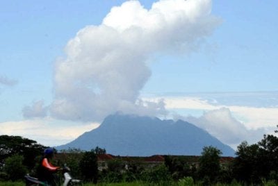 Seorang wanita warga Australia dilaporkan terjatuh semasa mendaki Gunung Santubong, petang Khamis