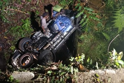 Berdasarkan laporan diterima, SUV dinaiki enam sekeluarga terbabas sebelum terjatuh ke dalam gaung sedalam kira-kira tiga meter dan masuk ke dalam sungai. Foto JBPM Perak