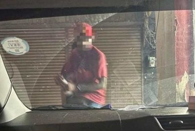 Seorang lelaki ditahan kerana disyaki memecahkan cermin sebuah kereta di kawasan Gerbang Malam pada 21 April lepas. Foto FB Iesya Toh
