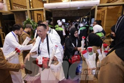 Ketibaan rombongan disambut petugas Lembaga Tabung Haji yang bersedia membantu melancarkan urusan penempatan jemaah. 