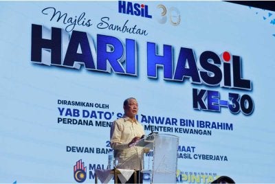 Fadillah mewakili Anwar menyampaikan ucapan pada Majlis Sambutan Hari LHDN ke-30 pada Jumaat. Foto Bernama