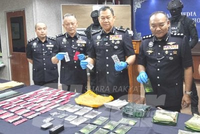 Ab Rahaman (dua dari kanan) menunjukkan dadah yang dirampas hasil operasi JSJN IPK Johor.
