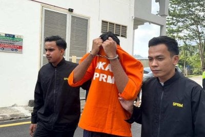 Seorang lagi suspek disyaki bersubahat mengemukakan dokumen mengandungi butir matan palsu melibatkan tuntutan pembekalan peralatan pembedahan berjumlah kira-kira RM54,000 ditahan reman. Foto SPRM Pahang