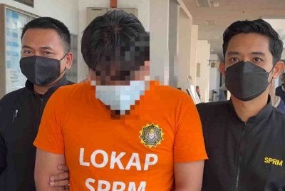 Suspek tiba di Mahkamah Majistret bagi permohonan reman pada Jumaat.