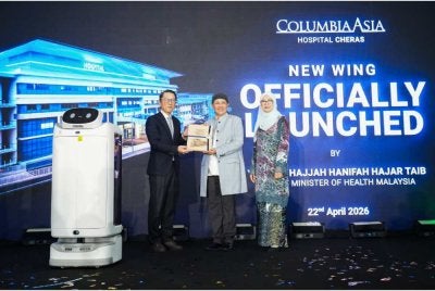 Hanifah Hajar (tengah) ketika merasmikan bangunan baharu Columbia Asia Hospital Cheras (CAHC).