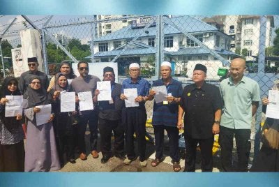 Abdullah (tiga dari kanan) bersama AJK Surau Taman Seraya membuat laporan di Balai Polis Pandan Indah pada Jumaat.