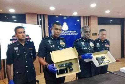 M Kumar (dua dari kanan) menunjukkan antara senjata yang dirampas dalam sidang akhbar di Ibu Pejabat Polis Bukit Aman, Kuala Lumpur pada Jumaat.
