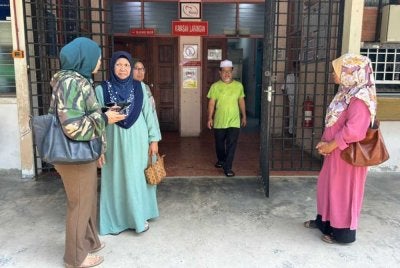 Ahli keluarga dan saudara mara hadir ke Unit Forensik Hospital Tapah bagi mengikuti perkembangan proses bedah siasat ke atas mangsa pada Jumaat.