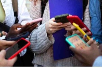 Media sosial memberi lebih banyak kesan buruk kepada golongan remaja dan kanak-kanak. - Foto Agensi