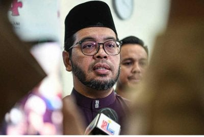Menteri di Jabatan Perdana Menteri (Hal Ehwal Agama) Senator Dr Zulkifli Hasan (kiri) bercakap kepada pemberita selepas melawat Yayasan Pendidikan Insani hari ini. Foto Bernama 