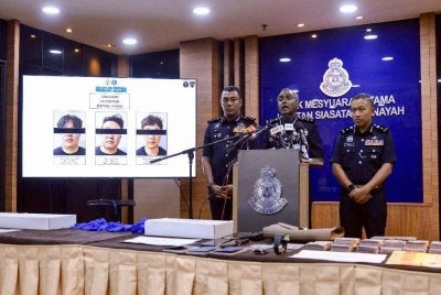 Pengarah Jabatan Siasatan Jenayah (JSJ) Bukit Aman, Datuk M Kumar (kanan) berhubung satu kumpulan terlibat dalam penculikan warga Korea Selatan pada sidang media di Bukit Aman di sini hari ini. Foto Bernama 