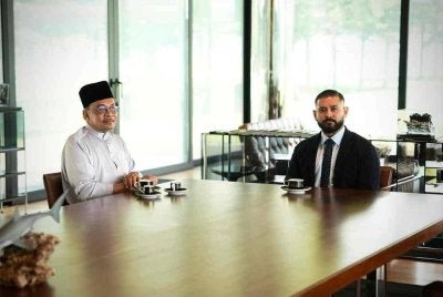 Pemangku Sultan Johor Tunku Mahkota Ismail berkenan menerima menghadap Perdana Menteri, Datuk Seri Anwar Ibrahim di Johor Bharu hari ini. Foto FB Anwar Ibrahim