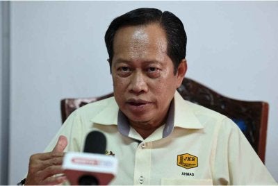 Timbalan Menteri Kerja Raya Datuk Seri Dr Ahmad Maslan bercakap kepada pemberita selepas meninjau perkembangan Projek Menaiktaraf Rumah Seri Kenangan di Kampung Ungku Mohsin hari ini. Foto Bernama 