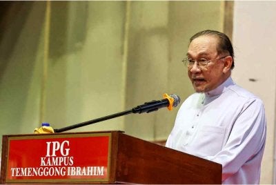 Perdana Menteri, Datuk Seri Anwar Ibrahim berucap pada Sesi Ramah Mesra Bersama Warga Institut Pendidikan Guru (IPG) dan Tingkatan 6, di IPG Kampus Temenggong Ibrahim hari ini. Foto Bernama 