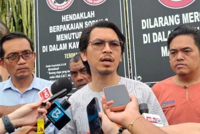 Muhammad Kamil bercakap kepada pemberita selepas mengadakan sesi perbincangan bersama petani berhubung isu status tanah di Kanthan, Chemor, Ipoh pada Jumaat.