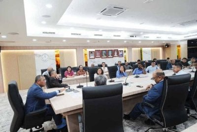 Amirudin mengadakan pertemuan bersama wakil 14 persatuan penduduk bagi mendapatkan penjelasan berhubung status tanah di Permatang Kumbang, Pusat Bandar Puchong.