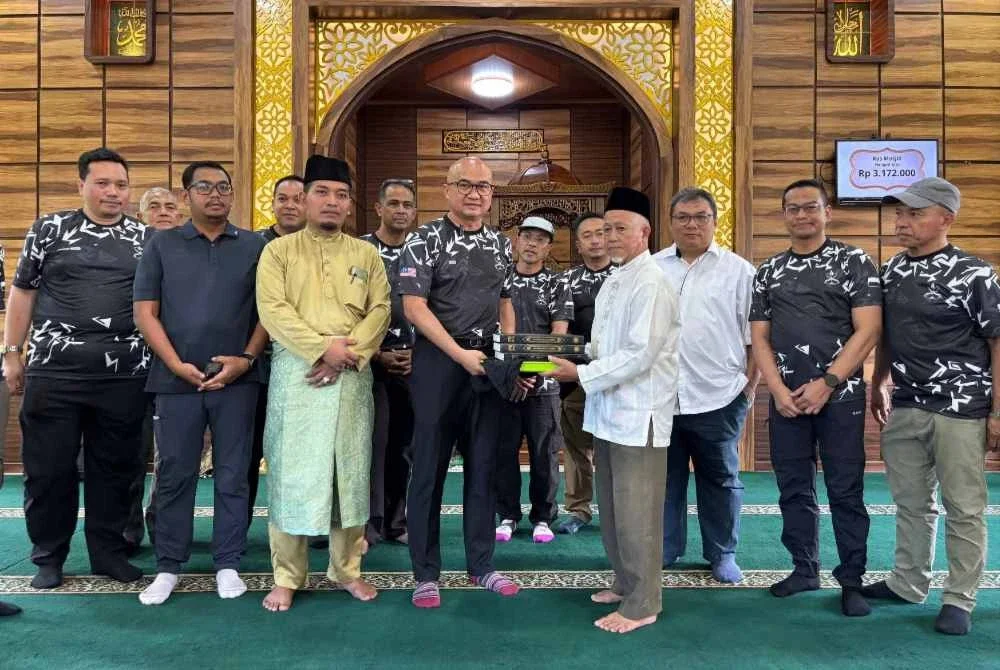 Fadzli menyampaikan sumbangan kurniaan Sultan Pahang kepada Masjid Al-Hikmah Kampung Pahang, di Pulau Lingga. Foto FB Fadzli Kamal