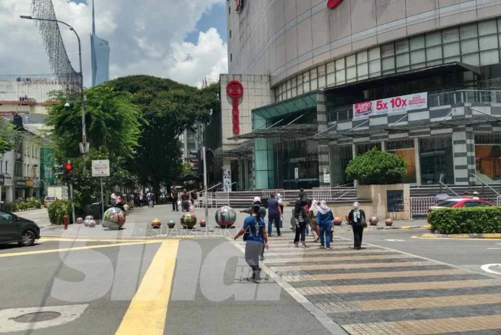 Tinjauan di sekitar Jalan Tuanku Abdul Rahman berhampiran pusat beli-belah SOGO Kuala Lumpur pada Sabtu mendapati suasana di lokasi berkenaan kekal tenang dan lengang.