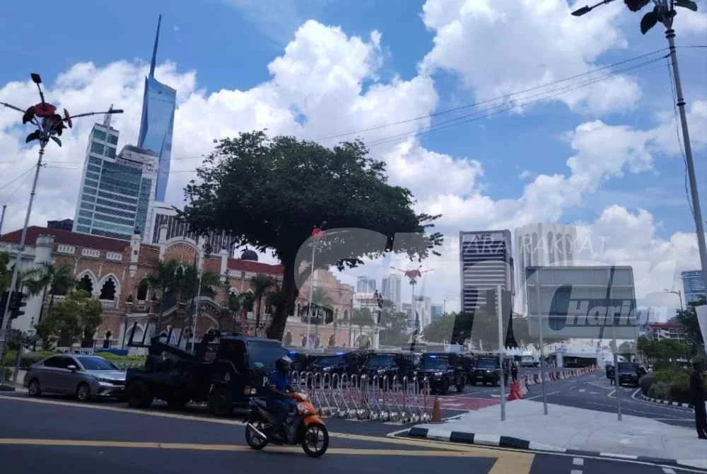 Kelihatan beberapa anggota polis ditempatkan di sekitar kawasan berkenaan.