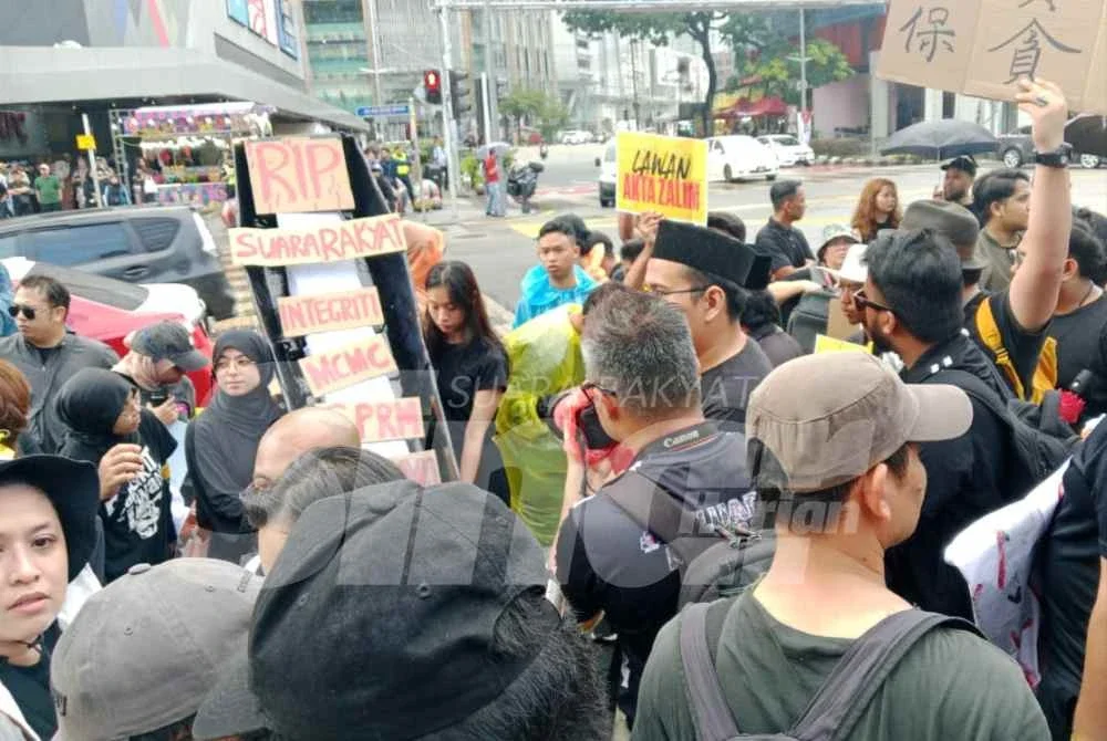Para peserta dilihat mula bergerak menuju ke arah Dataran Merdeka kira-kira jam 3.10 petang.
