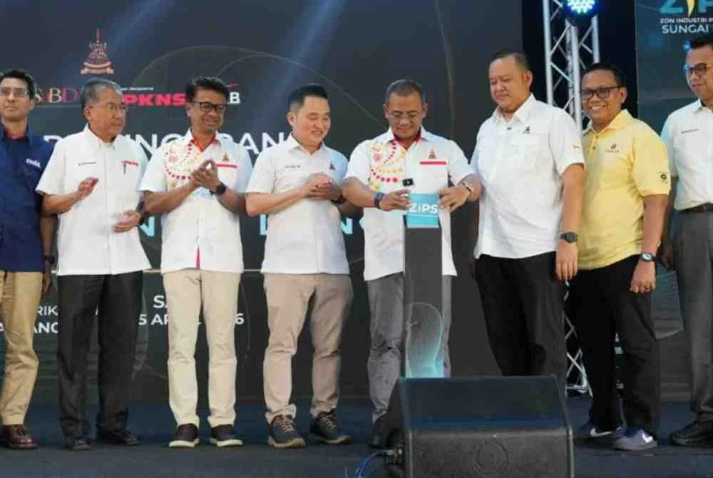 Amirudin (empat dari kanan) melakukan gimik pelancaran sempena Majlis Peluncuran Zon Industri Perikanan Sungai Lang, pada Sabtu.