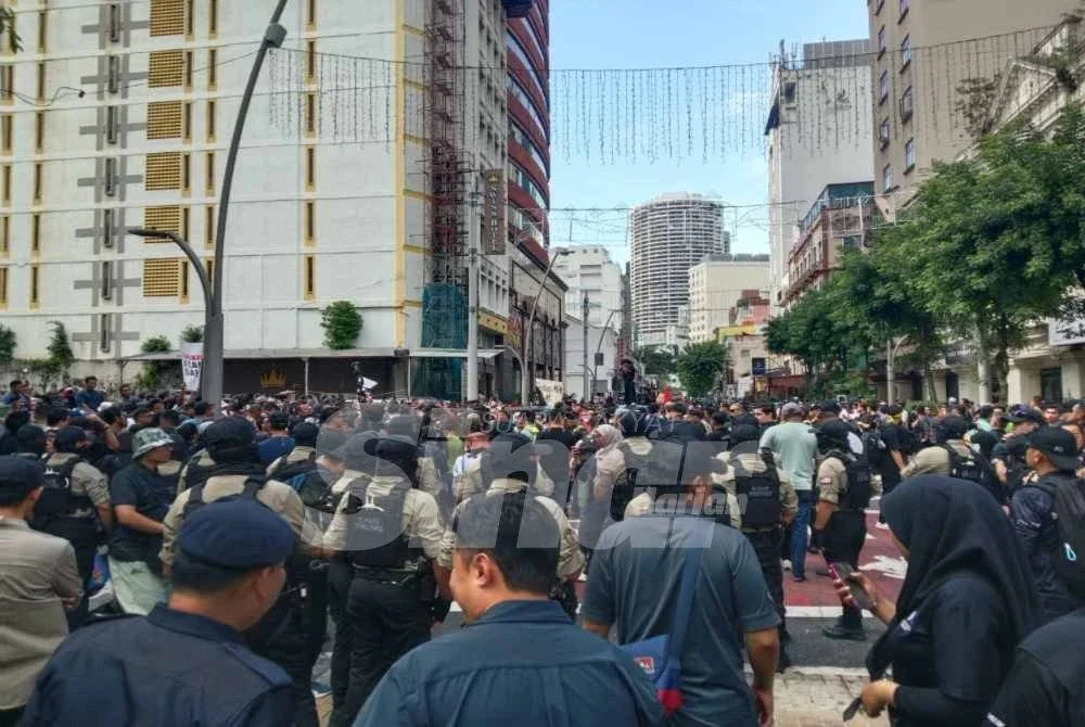 Peserta Himpunan Tangkap Azam Baki mula bergerak perlahan ke Dataran Merdeka di sini dengan diawasi pihak polis pada Sabtu.