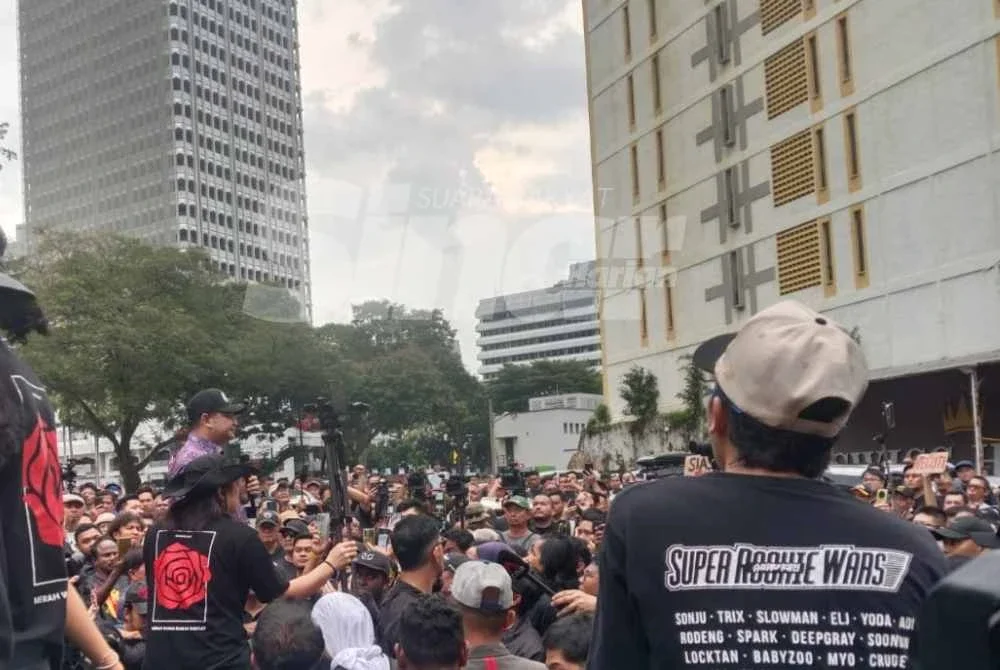 Rafizi ketika berucap pada Himpunan Tangkap Azam Baki di Jalan Tuanku Abdul Rahman pada Sabtu.