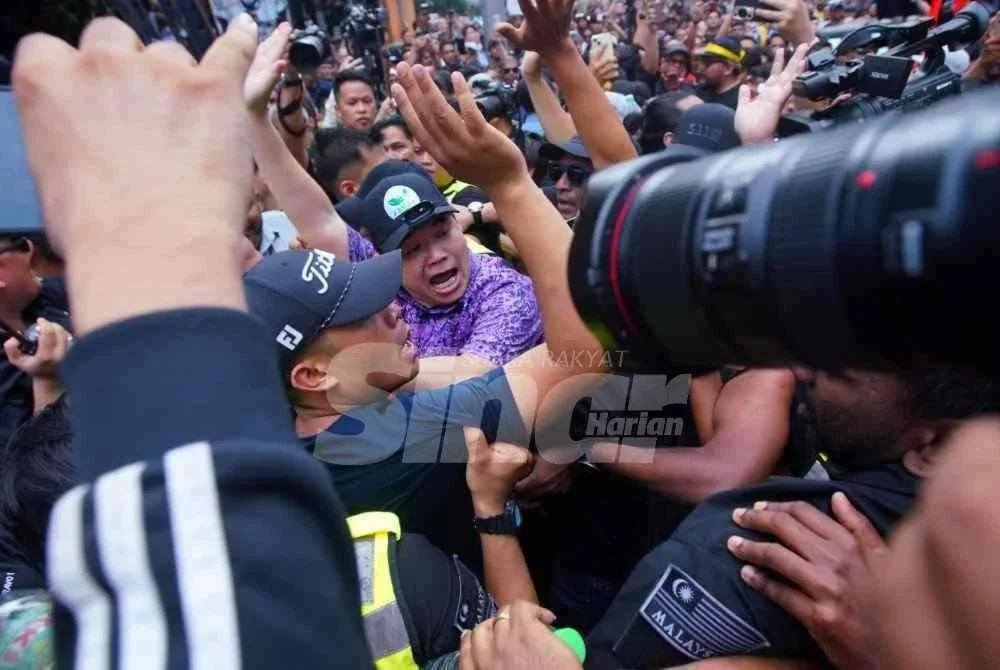Ketika Rafizi dibawa melintasi jalan menuju ke arah Dataran Merdeka, suasana menjadi semakin tidak terkawal dengan berlaku tolak-menolak antara kedua-dua pihak. FOTO SINAR HARIAN - MOHD HALIM ABDUL WAHID 