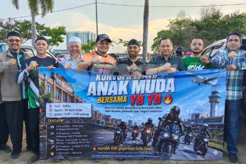 Wan Rohimi (empat dari kanan) bersama barisan ADUN yang hadir menjayakan Konvoi dan Lepak Anak Muda Bersama YB YB' anjuran Kelab Penyokong Kerajaan (BBC) dan Pemuda Pas Kelantan di Lembah Sireh, Kota Bharu pada Sabtu. Foto SINAR HARIAN/HAZELEN LIANA KAMARUDIN
