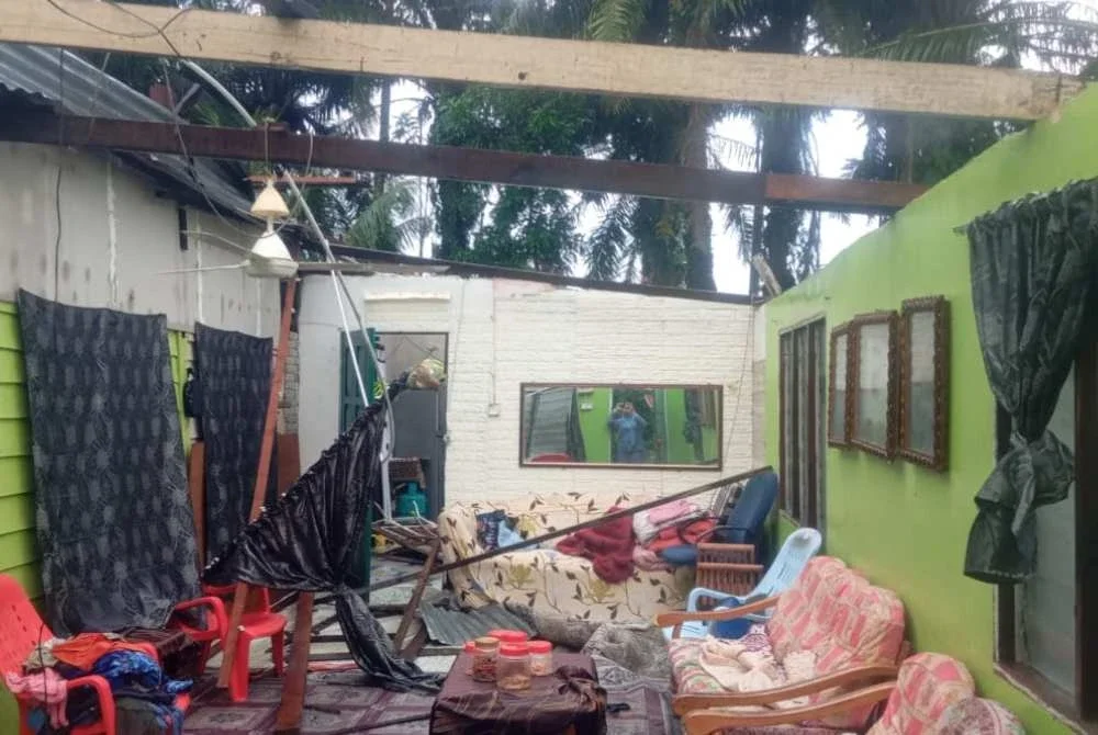 Antara rumah penduduk yang terjejas teruk akibat insiden pokok tumbang. Foto APM Perak