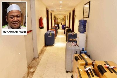 Beg yang telah tersedia di hadapan pintu bilik hotel yang diinap jemaah. 