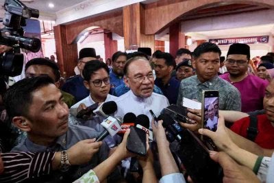 Anwar bercakap kepada pemberita selepas Sesi Ramah Mesra Bersama Warga IPG dan Tingkatan 6 di IPG Kampus Temenggong Ibrahim pada Jumaat. Foto Bernama