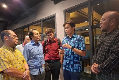 Choo Seong (dua dari kanan) beramah mesra bersama sebahagian pengamal media yang hadir sempena program Santai Media Perak pada Jumaat.