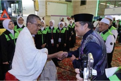 Tengku Mohd Dzaraif beramah mesra dengan jemaah haji.