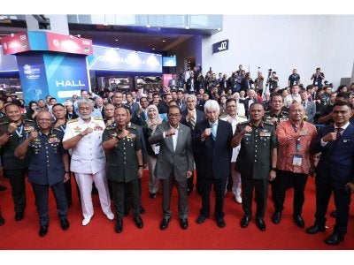 Mohamed Khaled bergambar bersama penganjur dan pengunjung ketika majlis penutup DSA dan NATSEC Asia 2026 di MITEC di sini pada Khamis.