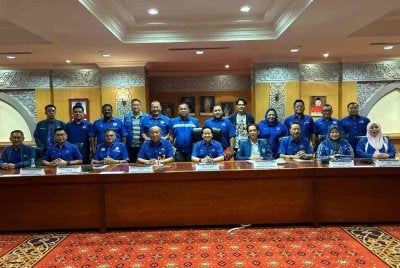Barisan pimpinan baharu BN Sabah yang dilantik selepas dimuktamadkan dalam mesyuarat pertama di Kota Kinabalu semalam. Foto FB ArthurJosephKurup