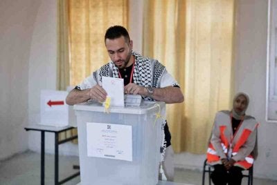 Seorang pemuda Palestin membuang undi di bandar Jenin. - Foto AFP 