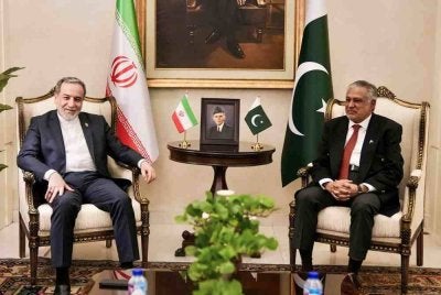 Araghchi (kiri) bertemu rakan sejawatannya, Ishaq Dar sejurus tiba di Islamabad pada Jumaat. - Foto AFP