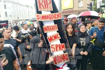 Replika keranda dibawa peserta antara yang mencuri tumpuan.