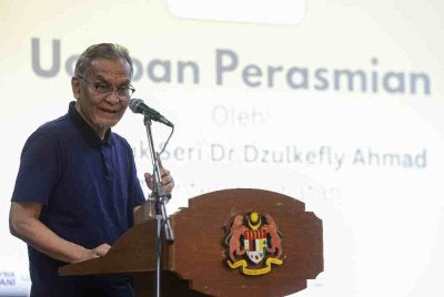 Dr Dzulkefly menyampaikan ucapan sempena Majlis Perasmian Buku Resipi ‘Mai Kurang’ serta program Rewang Bersama Komuniti di Memorial Tun Abdul Razak, Kuala Lumpur hari ini. Foto Bernama
