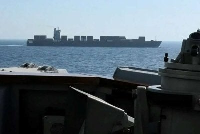 Kapal kargo berbendera Iran, M/V Touska, ketika dipintas oleh kapal pemusnah kelas Arleigh Burke Tentera Laut AS, USS Spruance. - Foto Agensi